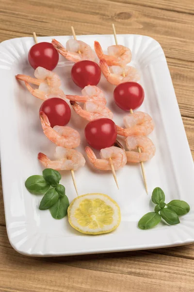 Shrimps Cucumber Tomatoes Skewer White Plate Light Wooden Background Healthy — Stock Photo, Image