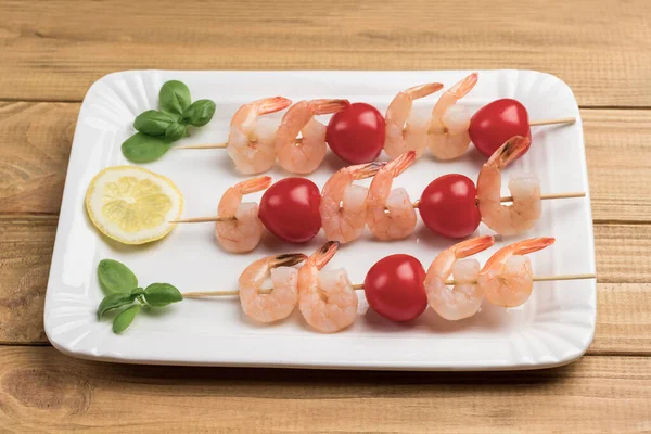 Shrimps Cucumber Tomatoes Skewer White Plate Light Wooden Background Healthy — Stock Photo, Image