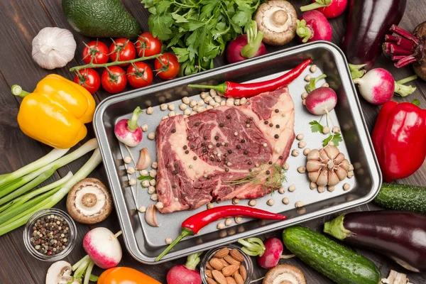 Rohes Fleisch Marmoriertes Rindersteak Blechform Mit Chilischoten Gemüse Auf Dem — Stockfoto