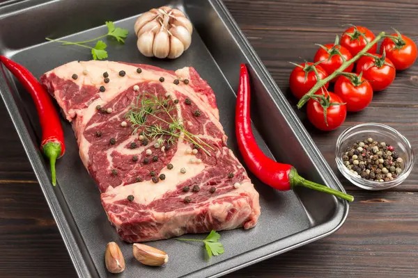 Rohes Fleisch Marmoriertes Rindersteak Blechform Mit Chilischoten Tomaten Und Knoblauch — Stockfoto