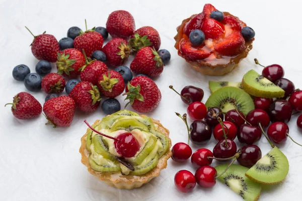 Fresh Fruit Tarts Berries Strawberry Blueberries Kiwi Red Cherry White — Stock Photo, Image