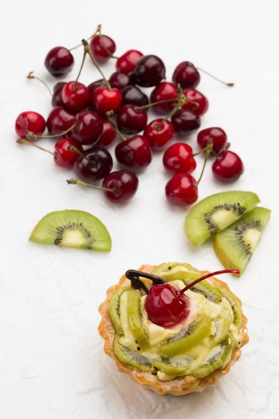 Deliciosos Tartaletas Arándanos Con Kiwi Cereza Roja Kiwi Fresco Cereza — Foto de Stock