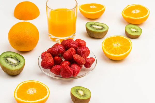 Strawberries Halves Orange Kiwi Orange Juice Weight Loss Concept White — Stock Photo, Image