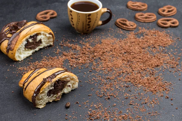 Dos Mitades Croissant Con Chocolate Taza Café Chispas Chocolate Fondo — Foto de Stock