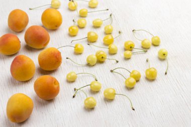 Beyaz arka planda sarı kirazlı kayısı karışımı. Kilo kaybı konsepti Üst görünüm.