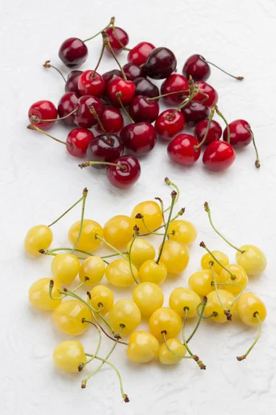 Ciliegia Fresca Gialla Rossa Fondo Bianco Posa Piatta Copia Spazio — Foto Stock