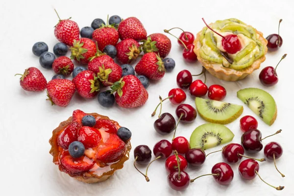 Tarts Decorated Fresh Berries Strawberry Blueberries Kiwi Red Cherry White — Stock Photo, Image