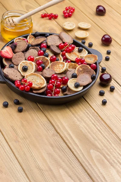 Frigideira Com Panquecas Cereais Farinha Iogurte Baga Manteiga Doce Mel — Fotografia de Stock