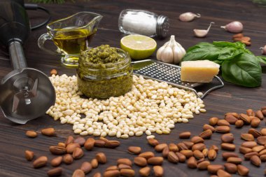 Pesto. Soyulmamış çam fıstığı, kavanozda pesto sosu rendelenmiş parmesan, sarımsak, fesleğen, çırpı, limon. Üst Manzara. Koyu renk ahşap