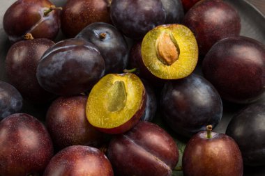 Eriği kes. Yarım erik ve çukur. Kapatın. Meyveler. Üst görünüm