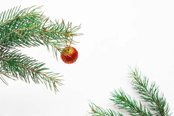 Noel Altın Çanı Kırmızı Top Ladin Dalında Beyaz Arka Plan — Stok fotoğraf