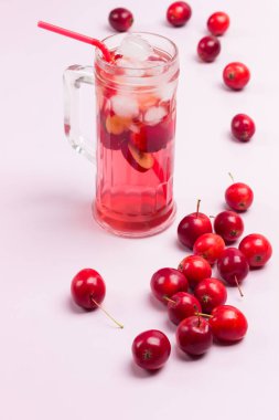 Buzlu buzlu yaz elması içeceği. Beyaz arka planda küçük kırmızı elmalar. Üst görünüm