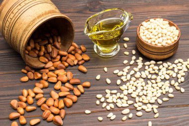 Tahta kutularda çam fıstığı. Sedir yağı. Karanlık ahşap arka plan. Üst görünüm