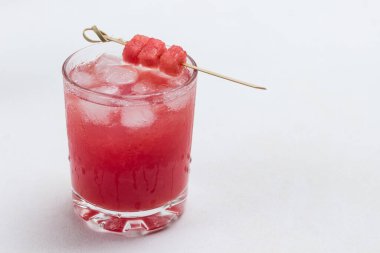 Taze karpuz içeceği. Cam duvarlarda yoğunlaşma var. Beyaz arka plan. Boşluğu kopyala