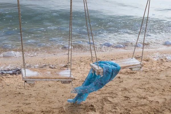 Blauwe Sjaal Een Schommel Aan Zee Algen Zand Kwallen Het — Stockfoto
