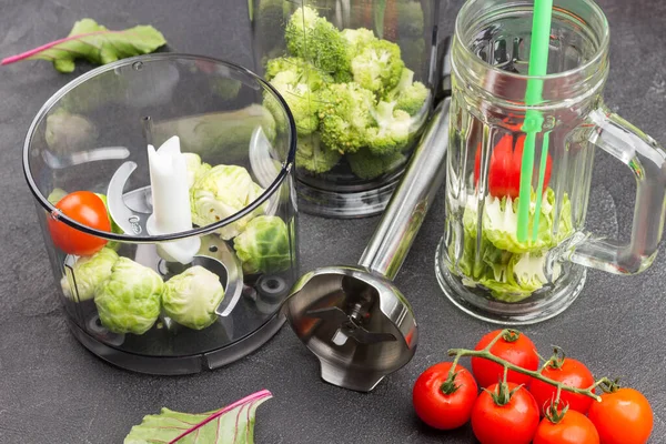Kaca Cangkir Dengan Brokoli Dan Sedotan Hijau Tomat Dan Daun — Stok Foto