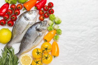 Yeşil sebzeli çiğ balık. Limon ve Brüksel lahanası romantik lahana ve pırasa filizlendirir. Beyaz arka plan. Düz yatıyordu. Boşluğu kopyala