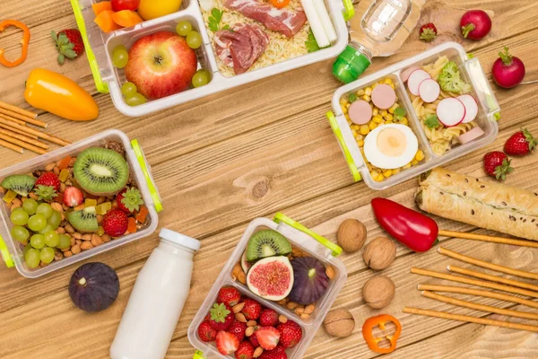 Gezonde Gebalanceerde Lunchbox Vruchten Bessen Groenten Ham Yoghurt Lekkere Rietjes — Stockfoto