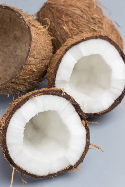 Zwei Hälften Frische Kokosnuss Und Kokosnussschale Aus Nächster Nähe Grauer — Stockfoto