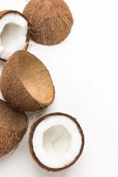 Celé Kokosové Kokosové Skořápky Bílé Pozadí Ležel Kopírovat Prostor — Stock fotografie
