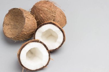 Vejetaryen salatasıyla sarılmış vejetaryen tortilla. Beyaz arka plan. Düz yatıyordu