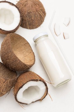 Vejetaryen salatasıyla sarılmış vejetaryen tortilla. Beyaz arka plan. Düz yatıyordu