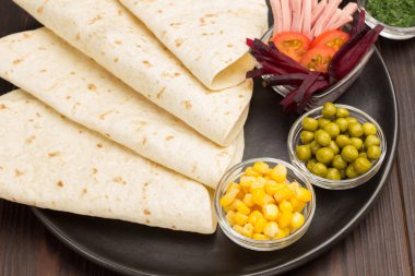 Vejetaryen salatasıyla sarılmış vejetaryen tortilla. Beyaz arka plan. Düz yatıyordu