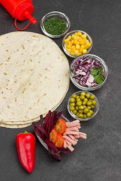 Vegane Tortilla Wraps Mit Vegetarischem Salat Weißer Hintergrund Flache Lage — Stockfoto