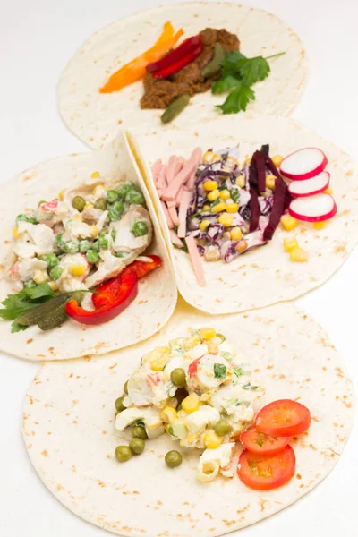 Vegane Tortilla Wraps Mit Vegetarischem Salat Weißer Hintergrund Flache Lage — Stockfoto