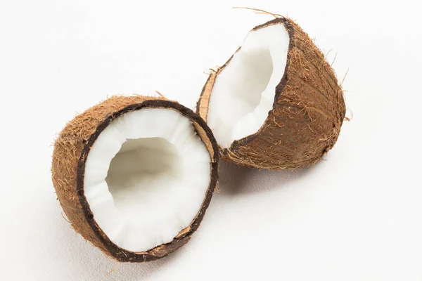 Twee Helften Verse Kokosnoot Witte Achtergrond Plat Gelegd Kopieerruimte — Stockfoto