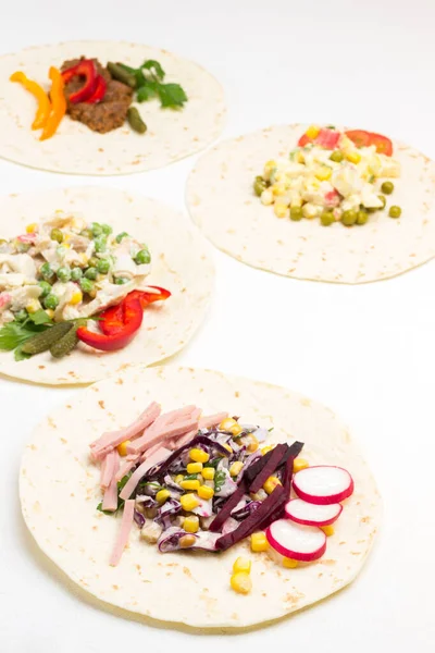 Vegetarische Salatfüllung Auf Tortilla Wraps Weißer Hintergrund Ansicht Von Oben — Stockfoto