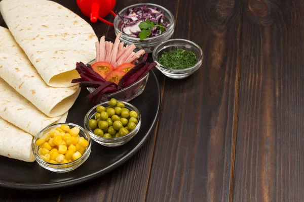 Dosenmais Und Grüne Erbsen Glasschalen Tortilla Packungen Schwarzer Hintergrund Flach — Stockfoto