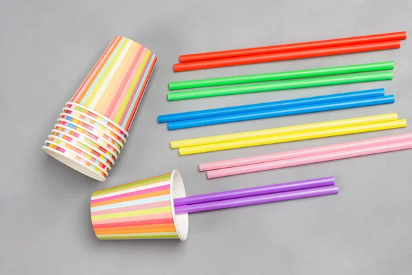 Värikkäitä Paperimukeja Värikkäitä Muovisia Olkia Juomia Varten Harmaa Tausta Litteä — kuvapankkivalokuva