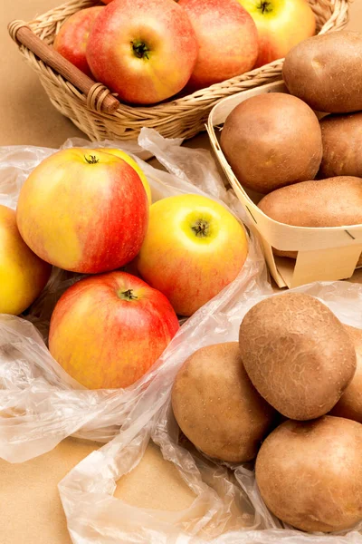 Kartoffeln Und Äpfel Holzschalen Und Plastiktüten Plastikverschmutzung Und Umweltfreundliche Gerichte — Stockfoto