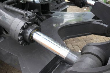 Ağır bir araçtaki hidrolik motorun fotoğrafı.
