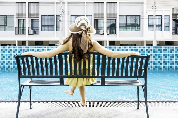 Asian Woman Wear Crown Hat Sitting Bench Poolside Relax Holiday — Stock Photo, Image