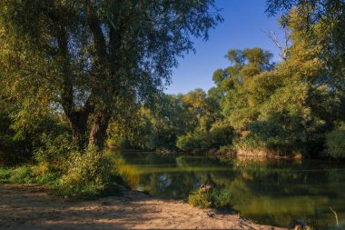   Akşam manzara Nehri üzerinde