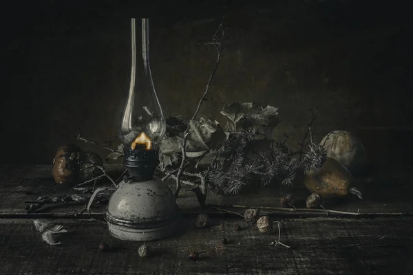   Bir Gazyağı lambası ışığında sonbahar hala hayat