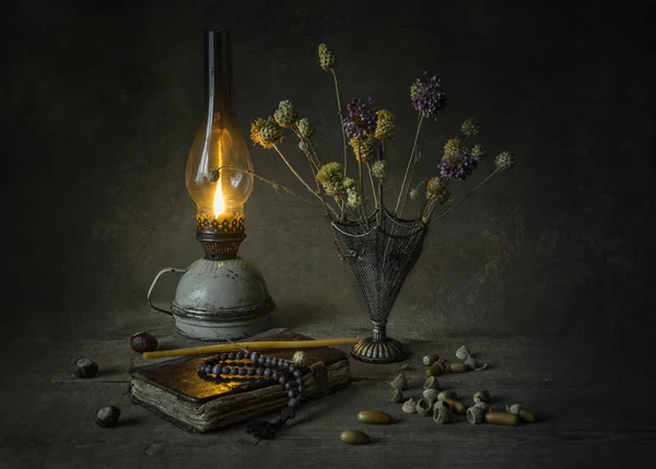   Natürmort sonbahar lamba ışığında