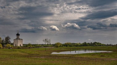   Kilisenin üzerine yağmur bulutları yağar