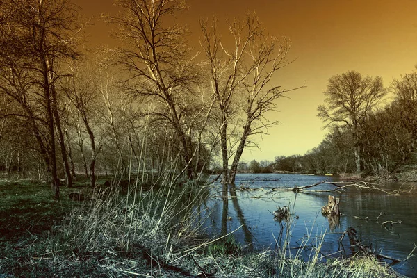   turuncu-mavi tonlarında bahar günbatımı akşam manzara