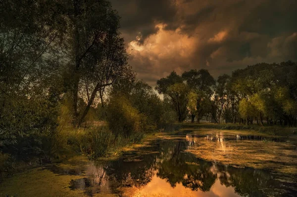   Manzara fırtınaya yaklaşıyor.