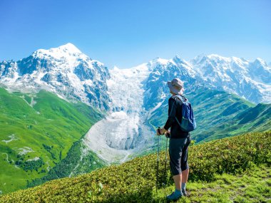 Kafkas Dağları, buzul önünde bir sırt çantası ile turist. Svaneti bölgesi, Georgia