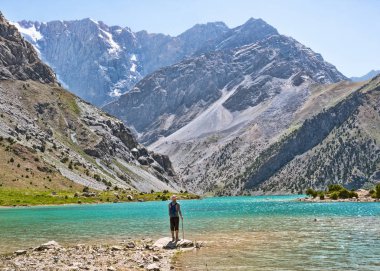 Fiyatı ile Kulikalon Gölü yakınındaki sırt çantası kayalık dağ zemin üzerine. Fann dağlar, Tacikistan, Orta Asya