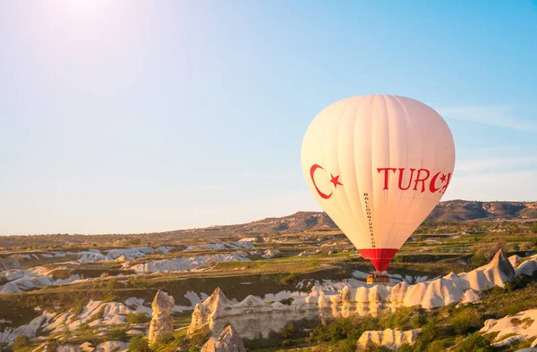 Goreme Cappadocia Turquie Avril 2018 Montgolfière Colorée Survolant Paysage Rocheux — Photo