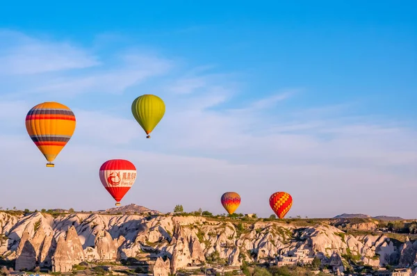 Γκιόρεμε Καππαδοκία Τουρκία Απριλίου 2018 Πολύχρωμα Αερόστατα Που Πετούν Πάνω — Φωτογραφία Αρχείου