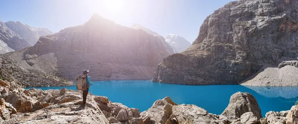 Menina Com Mochila Perto Lago Big Alo Fundo Montanha Rochosa — Fotografia de Stock