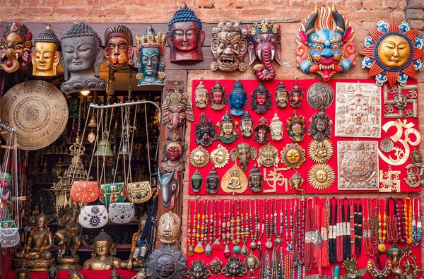 Renkli oyma ahşap maskeleri ve el sanatları geleneksel piyasada Thamel bölge Katmandu, Nepal