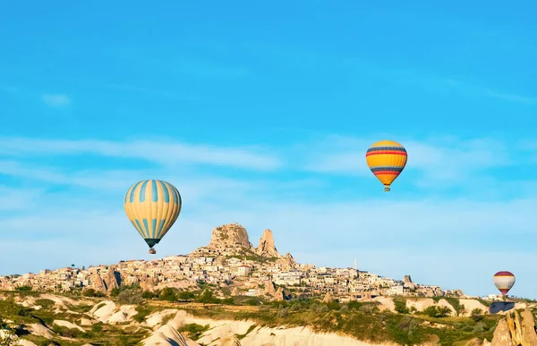 日の出 トルコ カッパドキア ウチヒサール城近くを飛んでいるカラフルな熱気球 — ストック写真