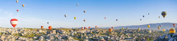 Kolorowe Balony Latające Nad Skały Krajobraz Regionie Kapadocja Turcja — Zdjęcie stockowe